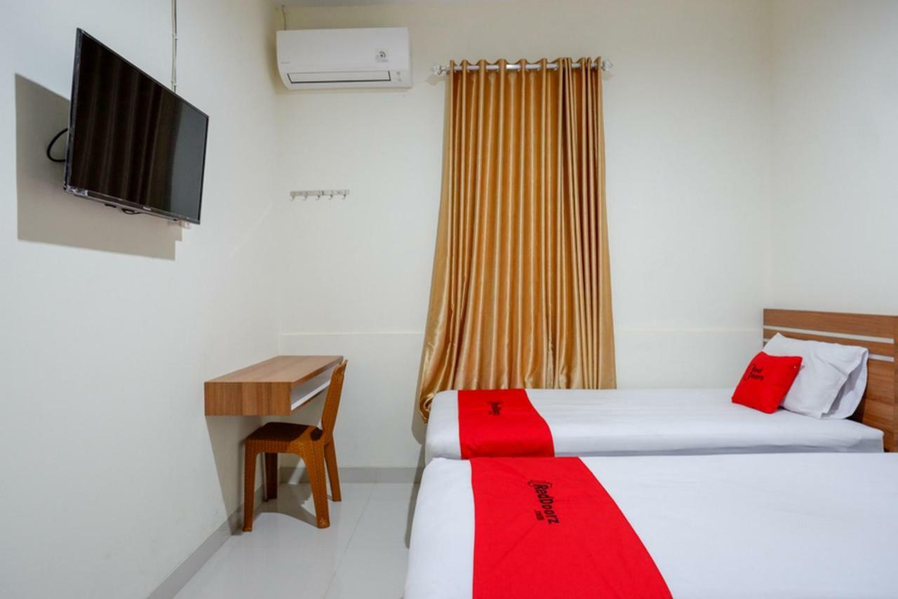 Hotel RedDoorz near Living Plaza Purwokerto Exterior foto